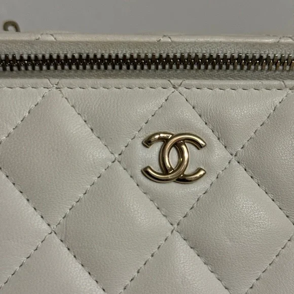 CHANEL Cream Quilted Leather Crossbody Vanity Bag with Gold Chain - Picture 5 of 16